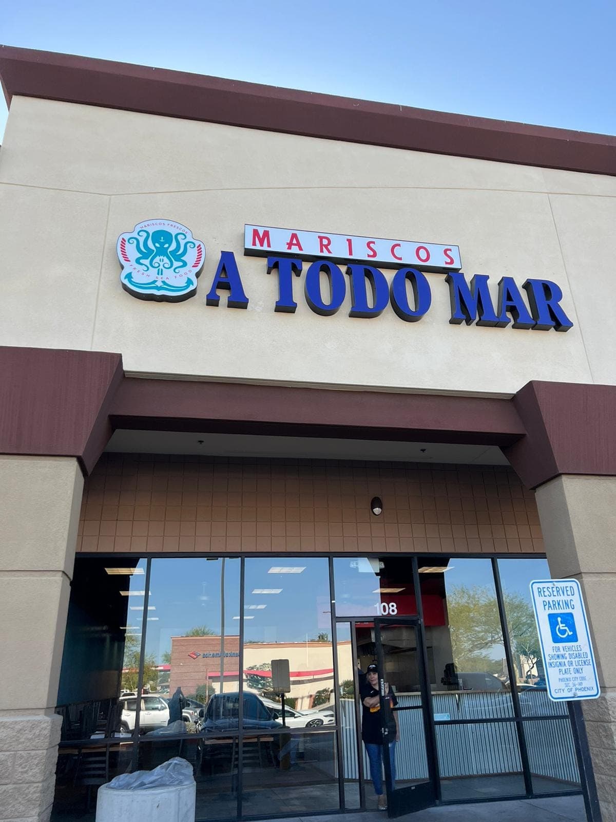 Exterior of Mariscos a Todo Mar restaurant in Phoenix, AZ